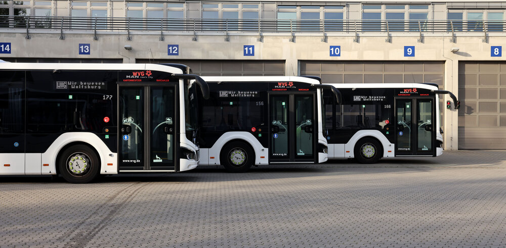Drei WVG Busse stehen versetzt auf dem Betriebshof