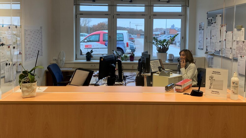 Eine Person sitzt im Büro des Kundenservices der WVG und telefoniert
