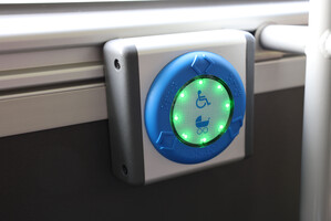 Haltewunsch_barrierefrei Taste mit Rollstuhl und Kinderwagensymbol im Bus