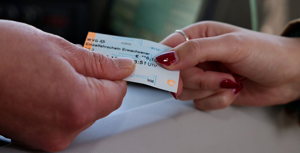 Detailaufnahme von dem Verkauf eines Bustickets 